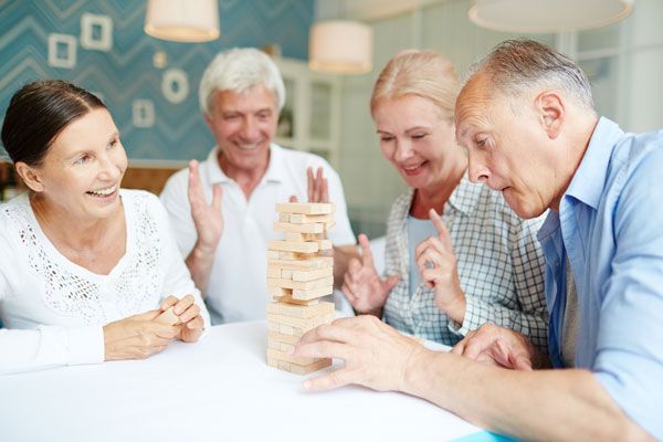 groupe d'amis séniors jouent à des jeux ludiques