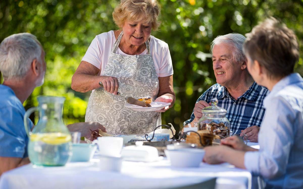 Groupe de seniors partage des moments conviviaux