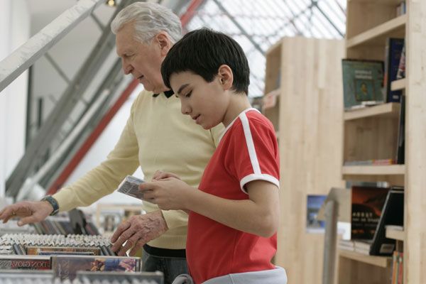 Sortie en ville grand-père et petit-fils